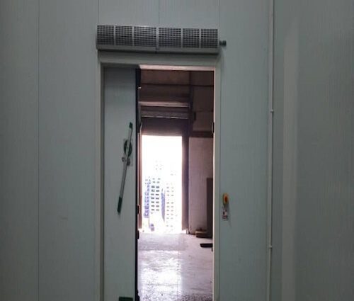 Porte coulissante ouverte d'une grande chambre froide