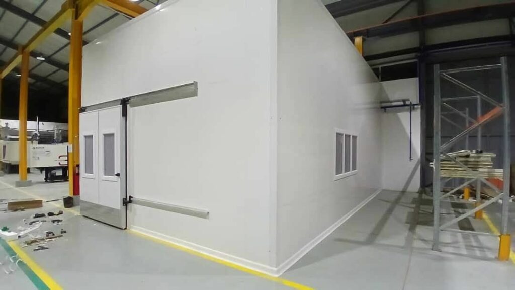 Salle de protection d’une machine de fabrication