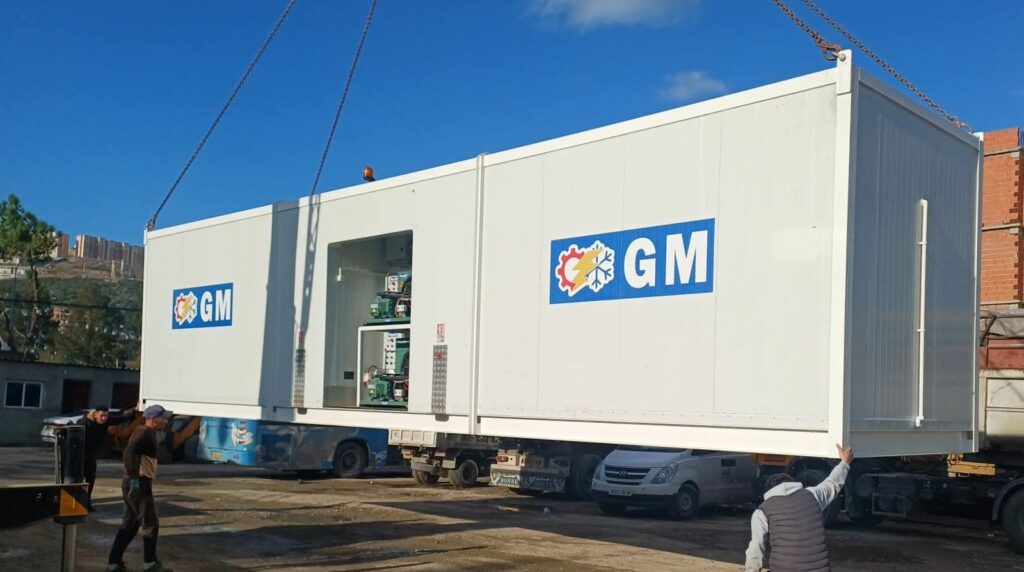 Conteneur frigorifique GM levé par grue pour livraison
