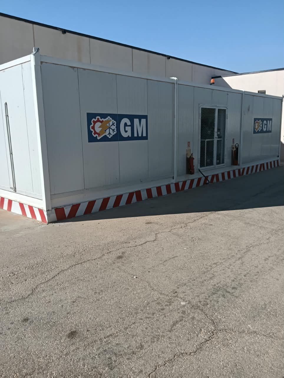 Conteneur frigorifique aux couleurs GM installé sur site