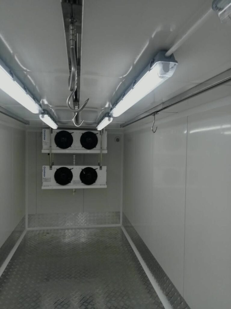 Intérieur d'un conteneur frigorifique avec évaporateurs et sol aluminium