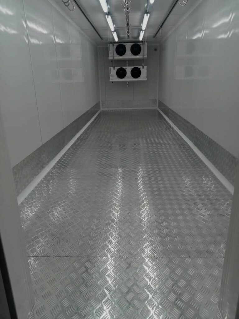 Intérieur d'un conteneur frigorifique avec sol en aluminium