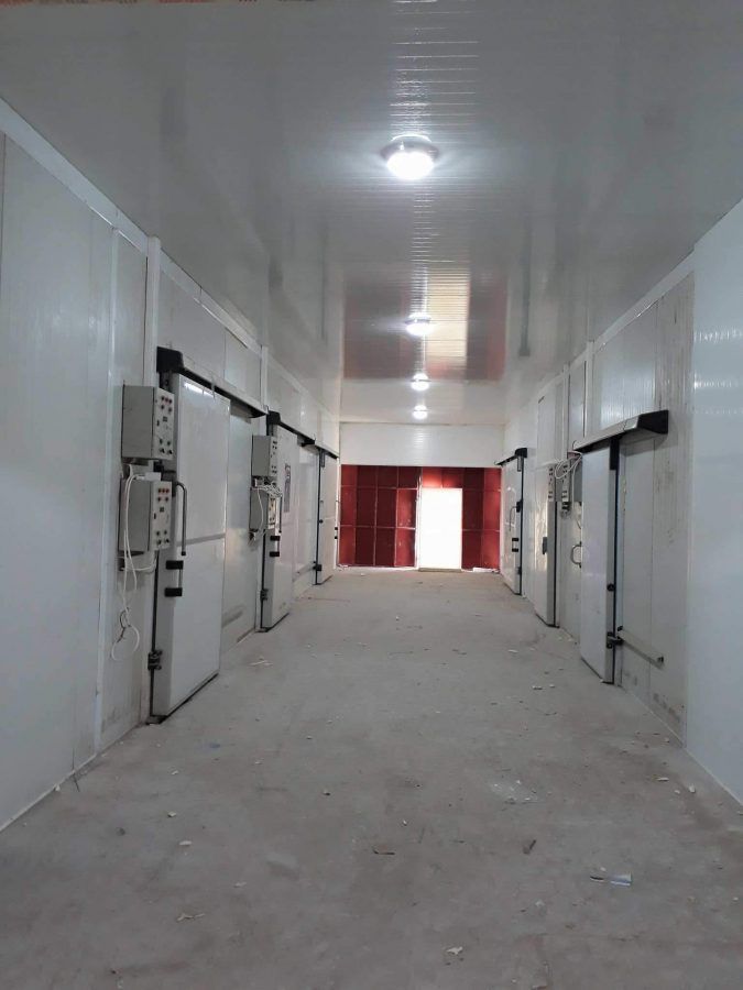 Allée desservant plusieurs chambres froides dans un entrepôt