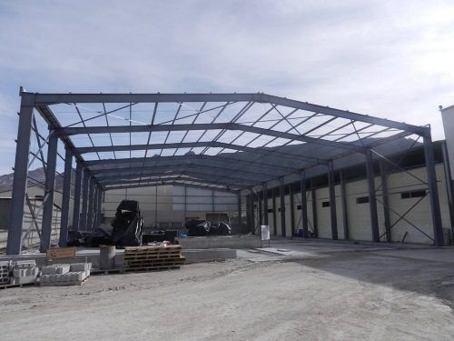 Hangar en charpente métallique en cours de construction
