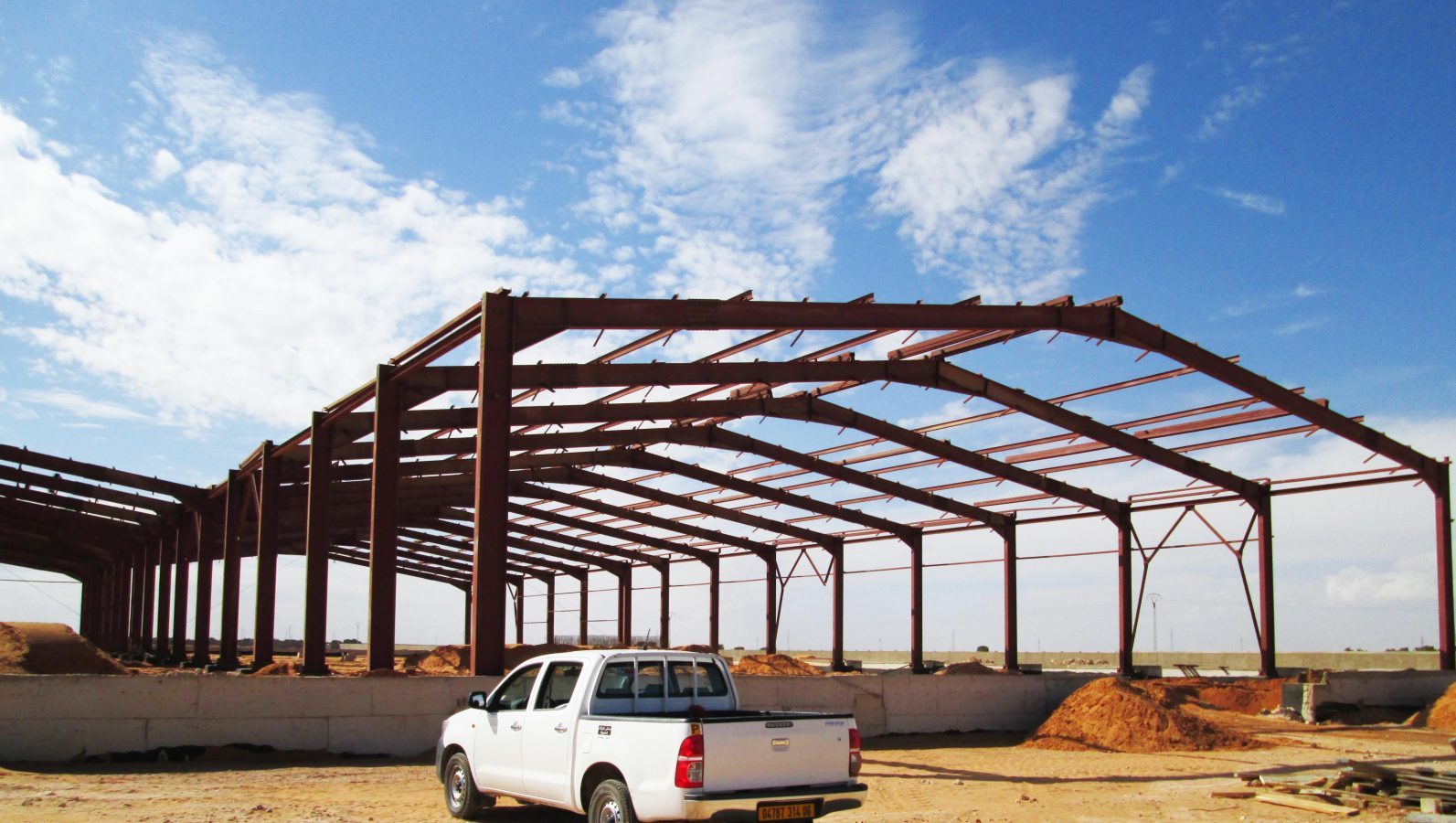 Charpente métallique d'un entrepôt frigorifique en construction