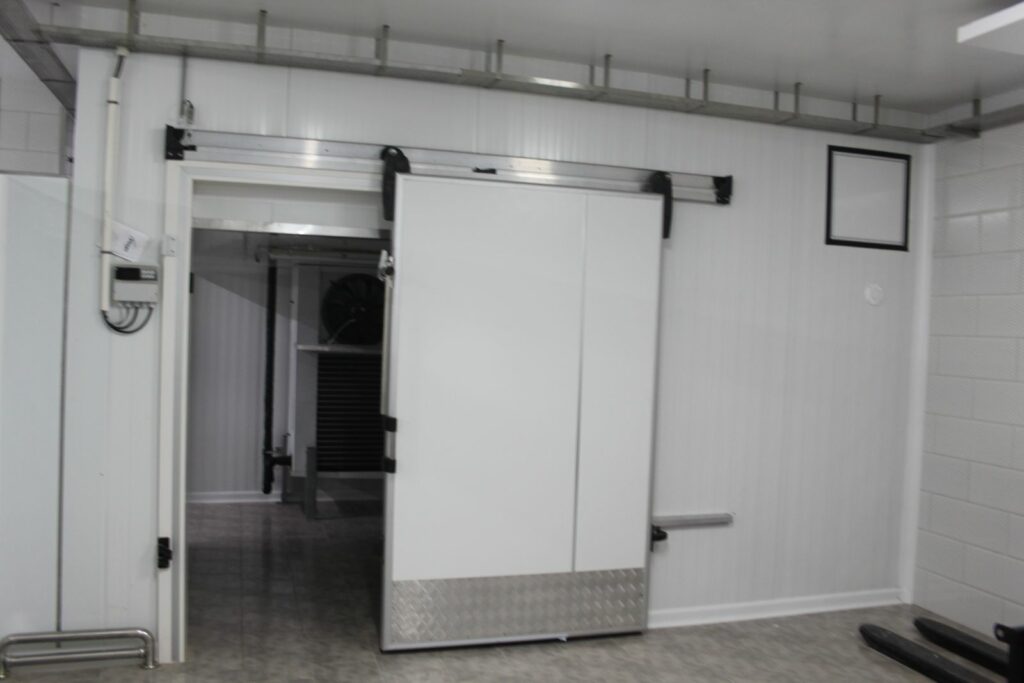 Porte isotherme coulissante d'un tunnel de congélation